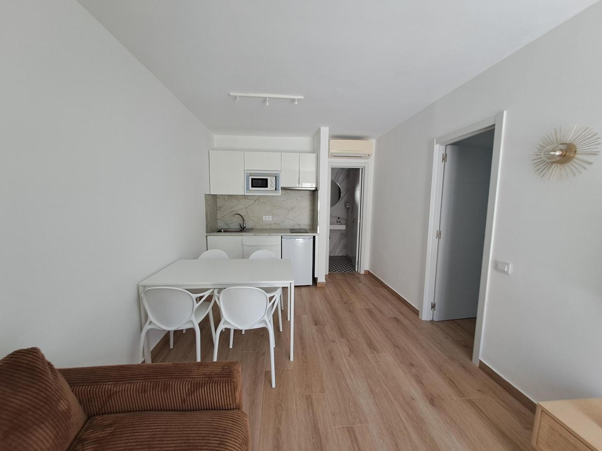 Homeforguest Apartamento Con Terraza Y Piscina En קורלחו מראה חיצוני תמונה